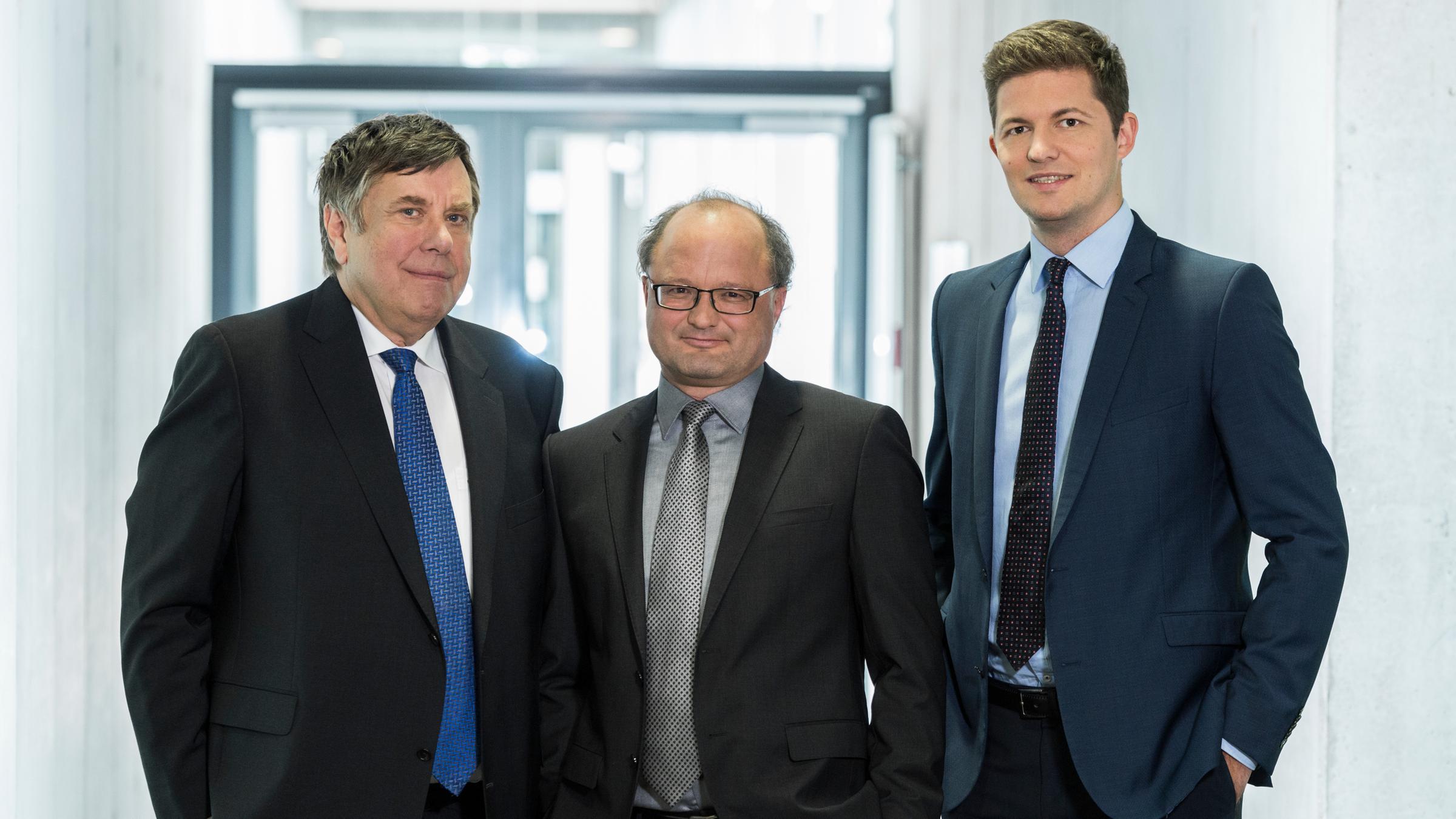 "Deutscher Zukunftspreis 2018 - Preis des Bundespräsidenten für Technik und Innovation": Prof. Dr. rer. nat. Peter Wasserscheid, Prof. i. R. Dr.-Ing. Wolfgang Arlt, Dr.-Ing. Daniel Teichmann stehen nebeneinander und schauen in die Kamera.