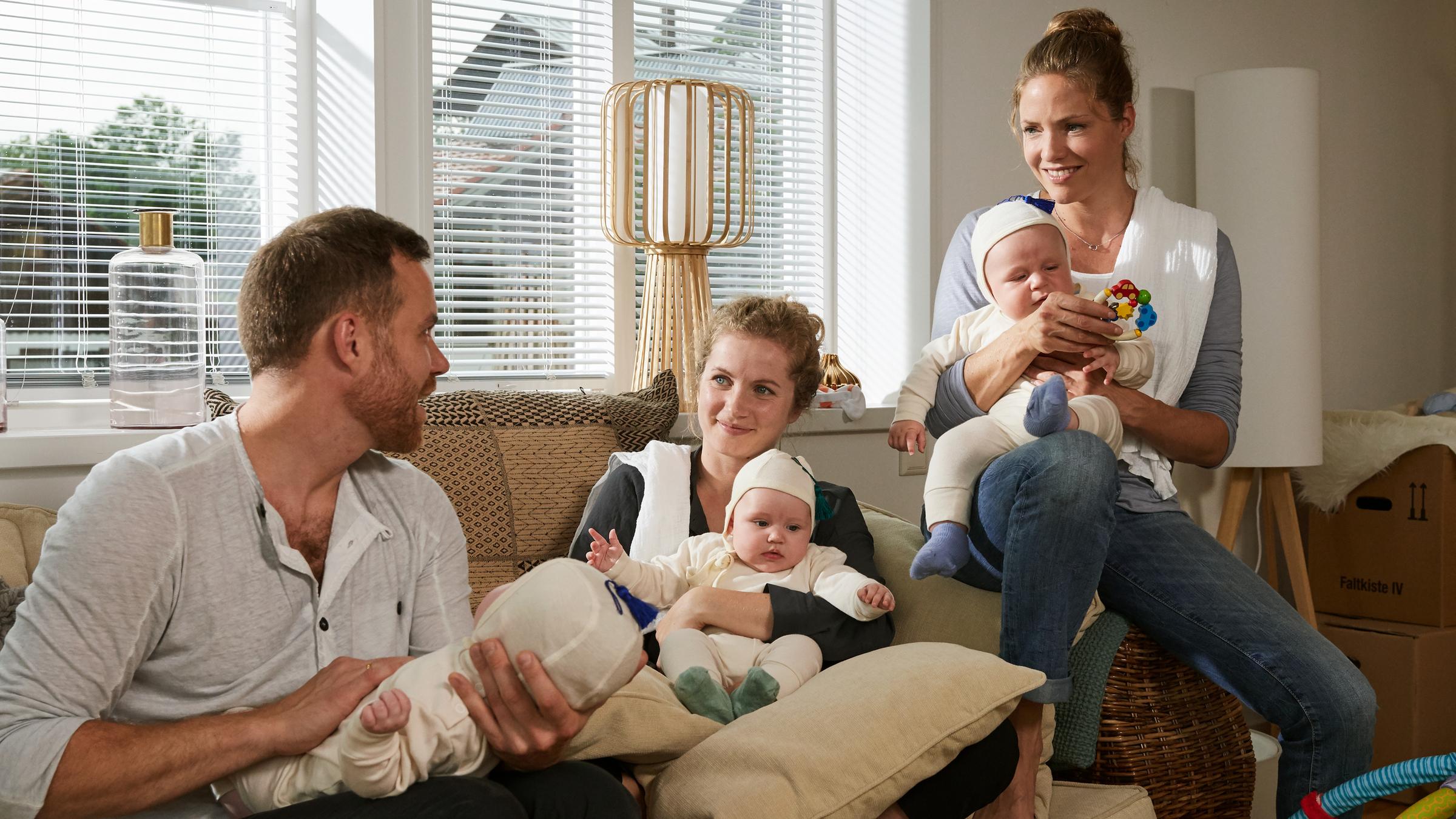 "Lena Lorenz - Babyglück hoch drei": Hebamme Lena Lorenz (Patricia Aulitzky) und die Eltern Emma (Cornelia Gröschel) und Karl Wagner (Bernhard Piesk) in deren Wohnzimmer. Alle drei halten jeweils ein Baby im Arm.