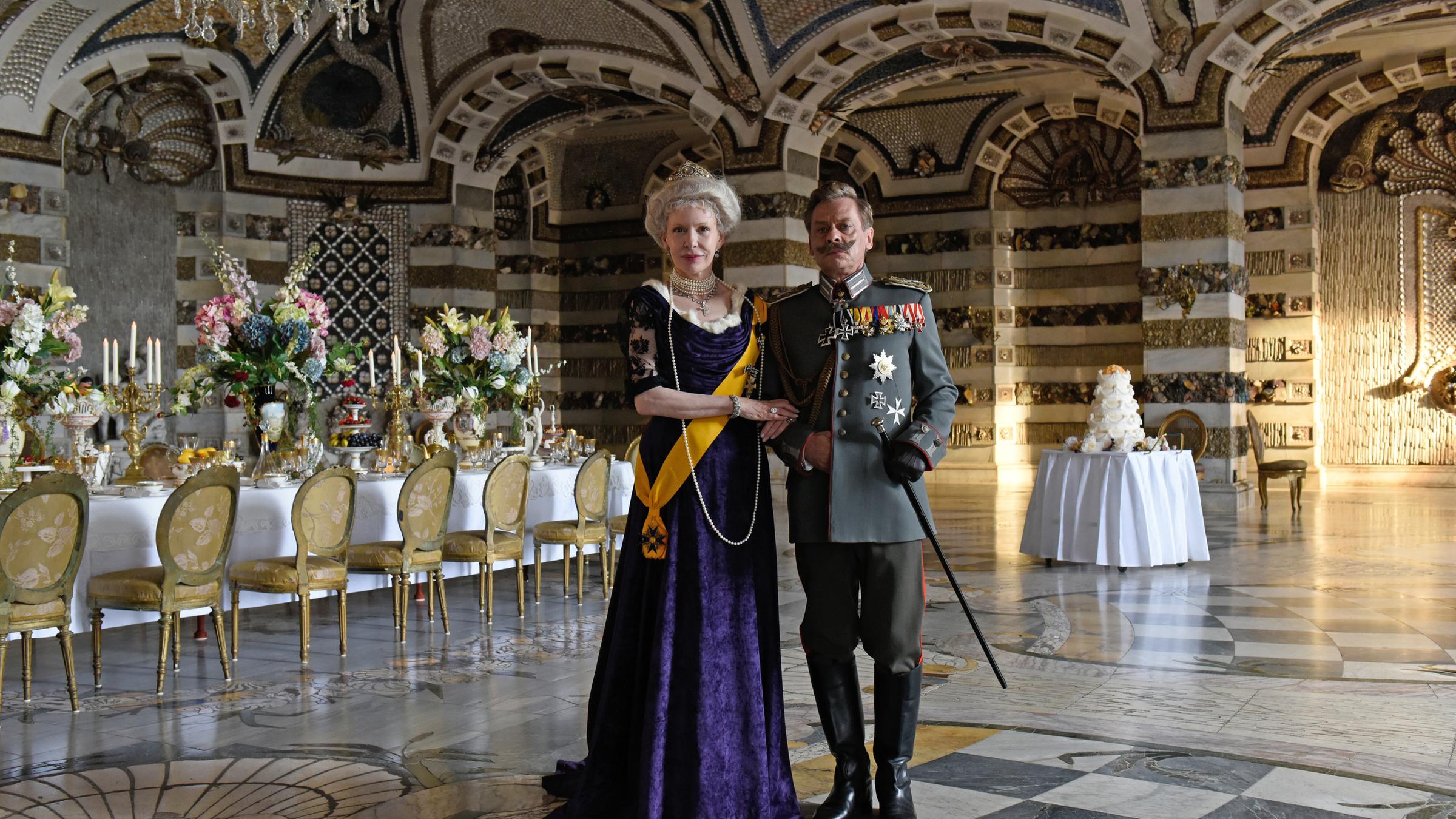 "Kaisersturz": Kaiserin Auguste Viktoria (Sunnyi Melles), Kaiser Wilhelm II. (Sylvester Groth) stehen nebeneinander in einem prachtvollen Saal.