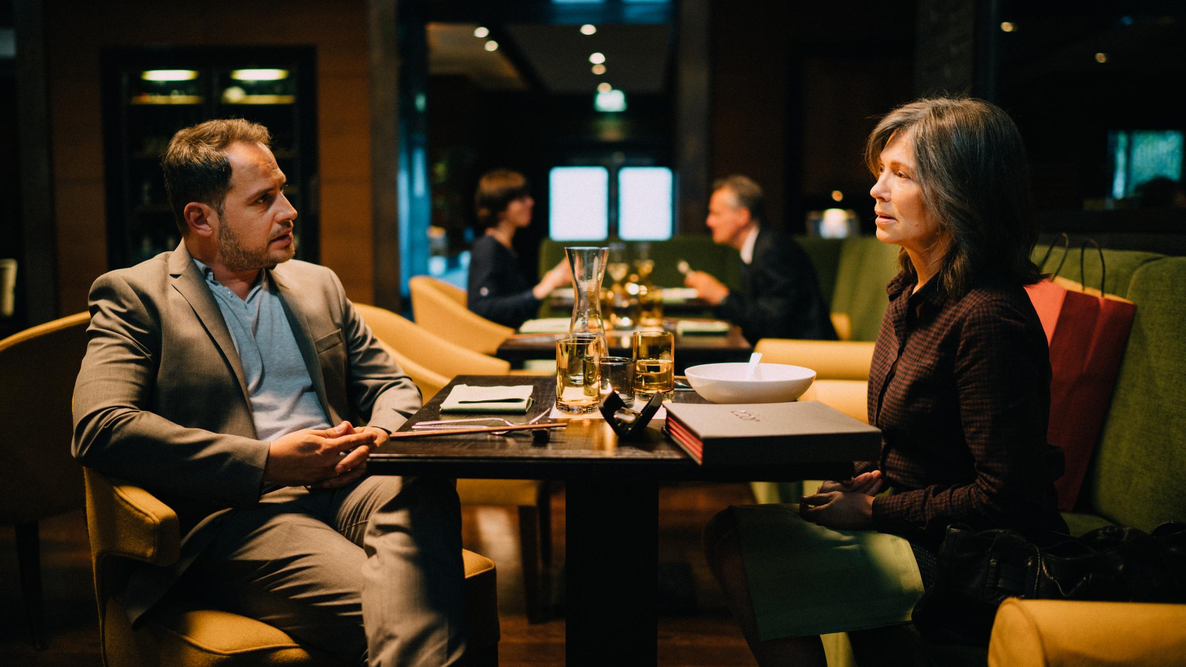 "Die Protokollantin": Jo Jacobi (Moritz Bleibtreu) im Gespräch mit der Protokollantin Freya Becker (Iris Berben).