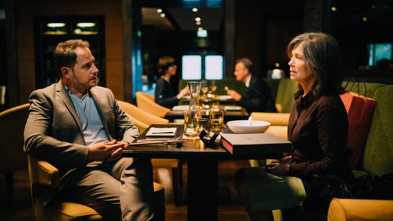 "Die Protokollantin": Jo Jacobi (Moritz Bleibtreu) im Gespräch mit der Protokollantin Freya Becker (Iris Berben).