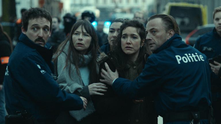 "24 Hours - Two Sides of Crime (1)": Die besorgte Mutter Kathleen  (Wine Dierickx) wird von zwei Polizisten und der Sozialarbeiterin zurückgehalten, als sie ihren Sohn Basil schreien hört.