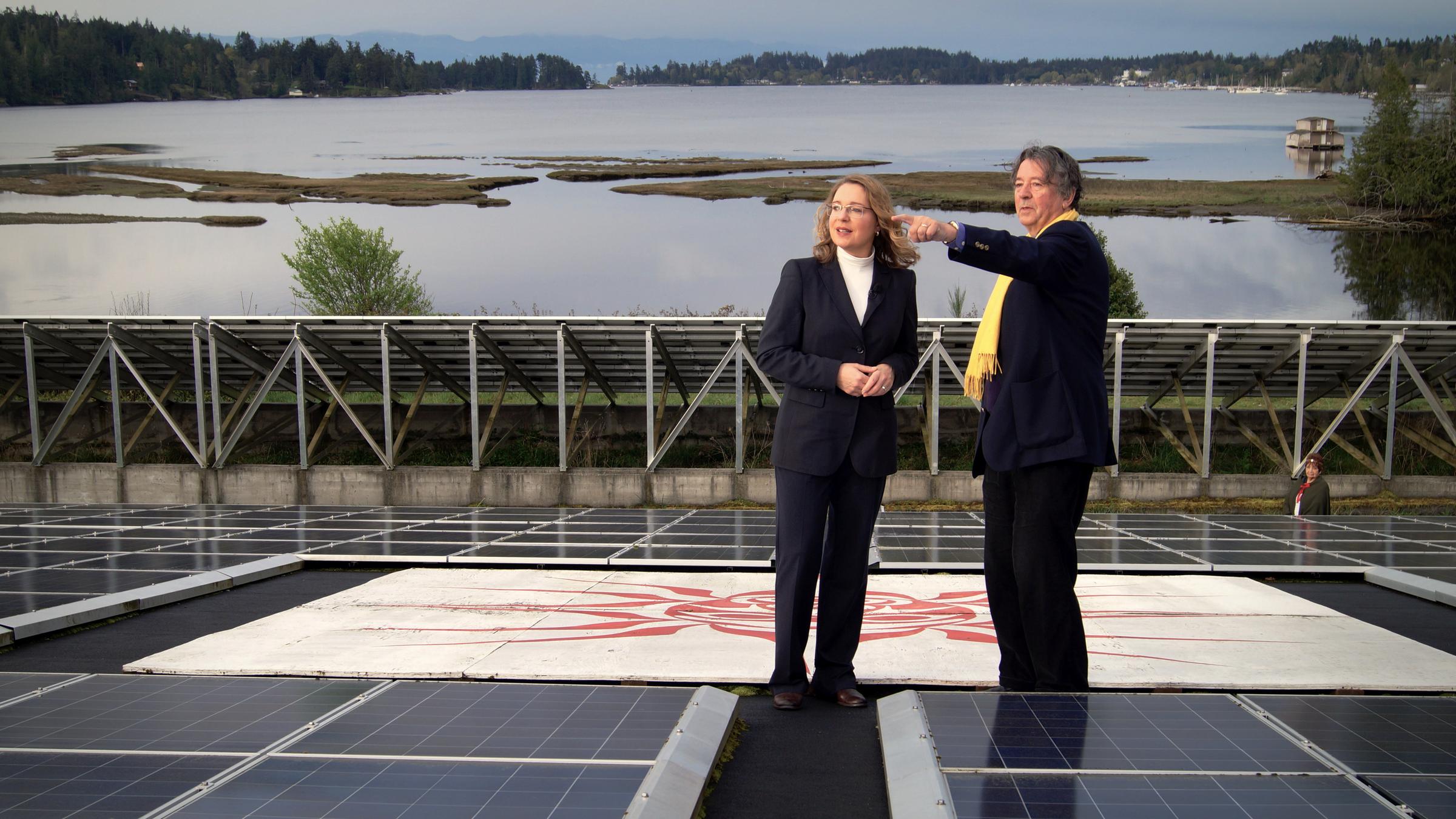 "planet e.: Der Kampf gegen den Klimawandel - was kann ich tun?": Claudia Kemfert auf einem Solarpanel mit Andrew Moore, Direktor für Nachhaltigkeit der indigenen T'Souke.