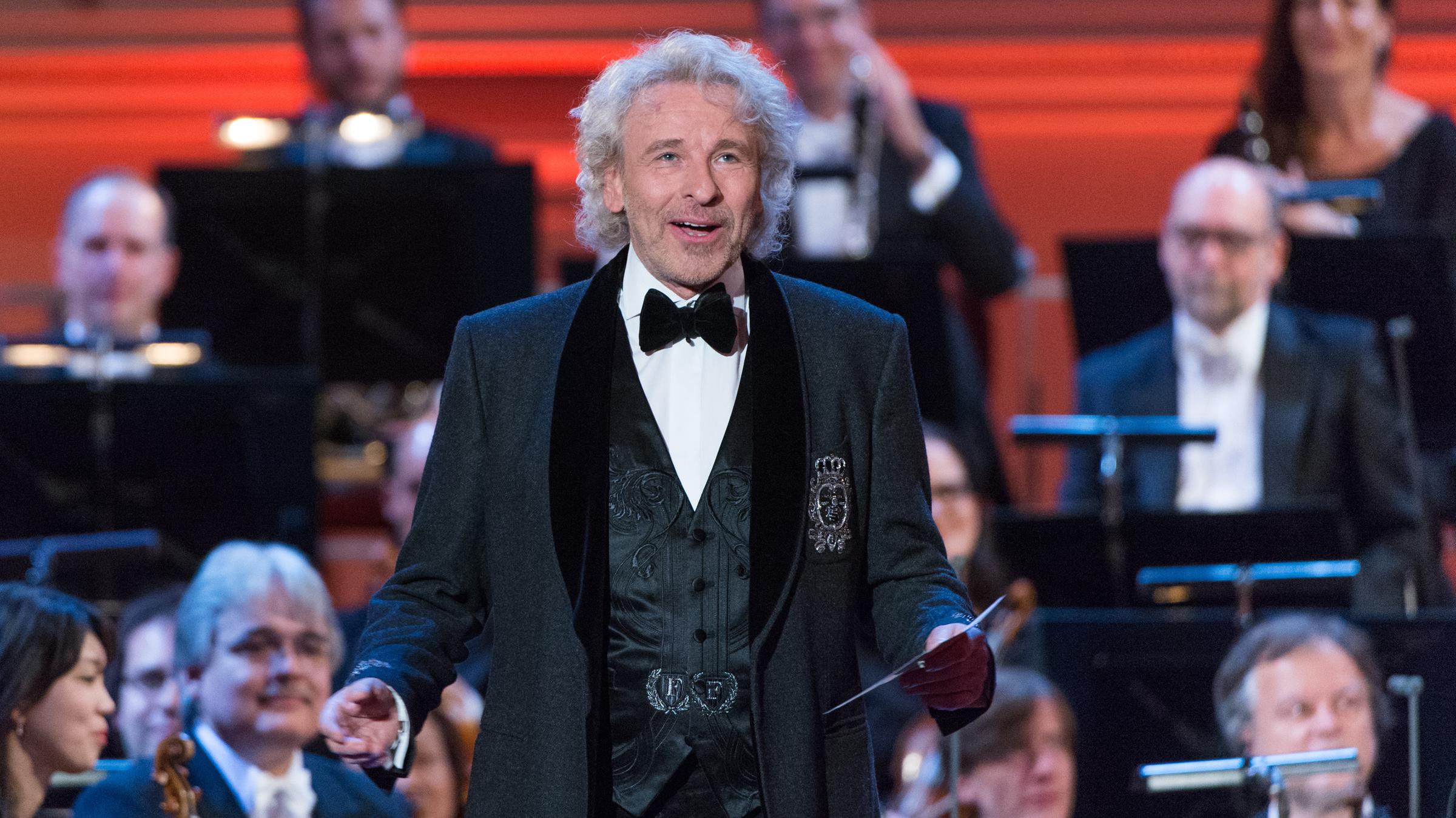 "OPUS KLASSIK 2018": Thomas Gottschalk steht vor dem Orchester auf der Bühne und spricht zum Publikum.
