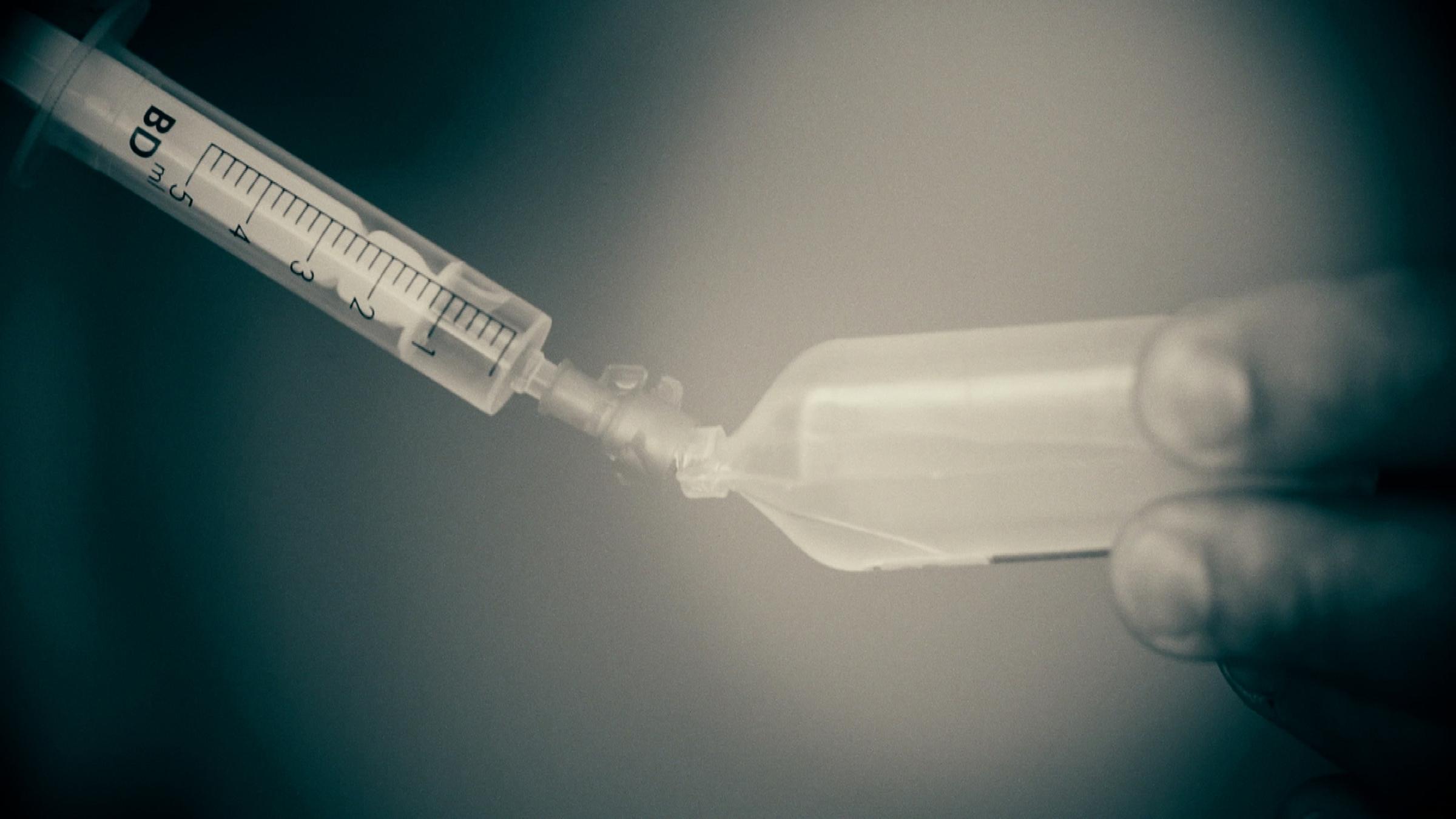"ZDFzoom: Mord im Krankenhaus": Nahaufnahme von Händen, die mit einer Kanüle eine Spritze auffüllen.