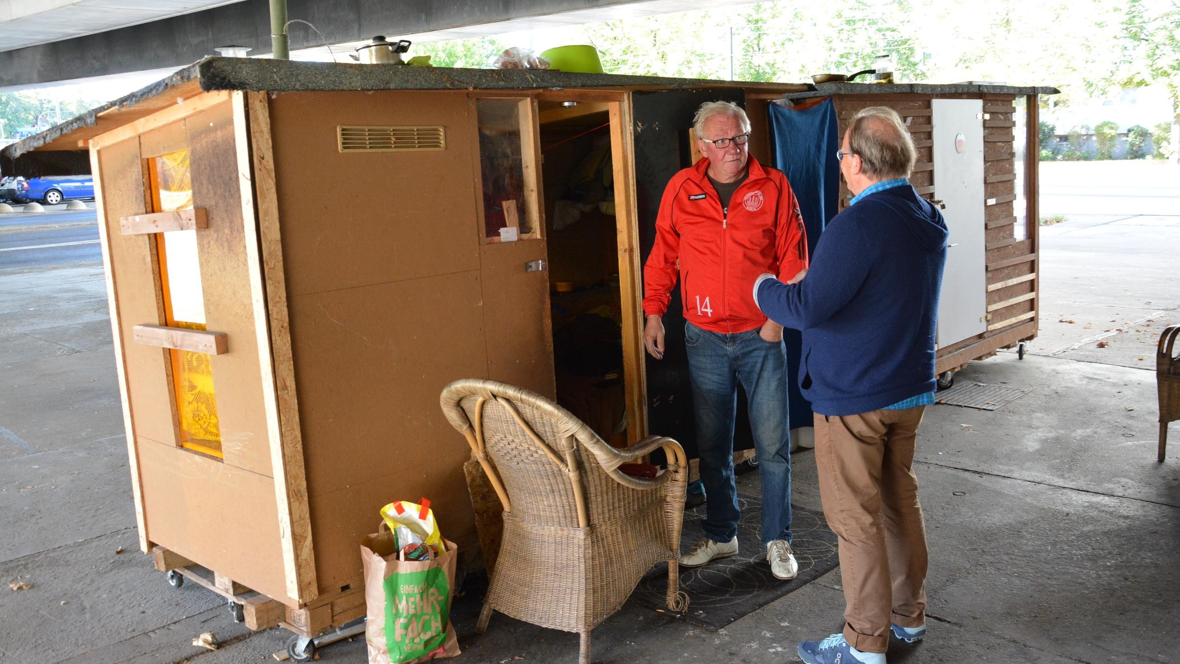 "Dietrich Grönemeyer - Leben ist mehr!: Eine letzte Chance! Hütten für Obdachlose": Begegnung unter der Brücke: Dietrich Grönemeyer besucht den obdachlosen Henry an seiner Schutzhütte in Berlin Pankow.
