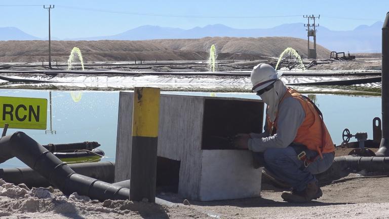 "planet e.: Der wahre Preis der Elektroautos": Arbeiter in der Lithium-Mine.