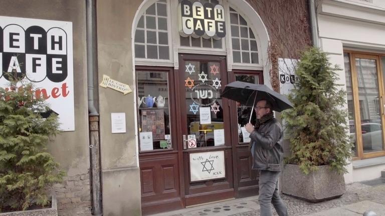 "Wie antisemitisch ist Deutschland?": Barrie Kosky in Berlin-Mitte vor dem koscheren "Beth Café".