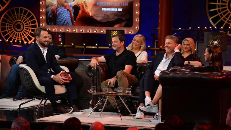 "Die versteckte Kamera 2018": Moderator Steven Gätjen sitzt mit seinen Gästen Martin Rütter, Janine Kunze, Jörg Pilawa, Jeanette Biedermann und Vanessa Mai lachend in der Lounge auf der Bühne.