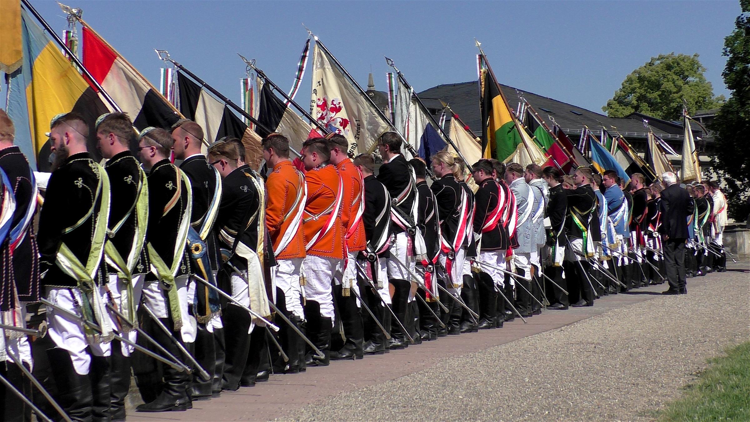 "Drahtzieher Burschenschaften: Die Macht der Studentenverbindungen": Verbindungsstudenten aufgereiht in Uniform und Flaggen.