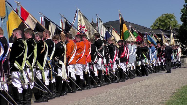 "Drahtzieher Burschenschaften: Die Macht der Studentenverbindungen": Verbindungsstudenten aufgereiht in Uniform und Flaggen.