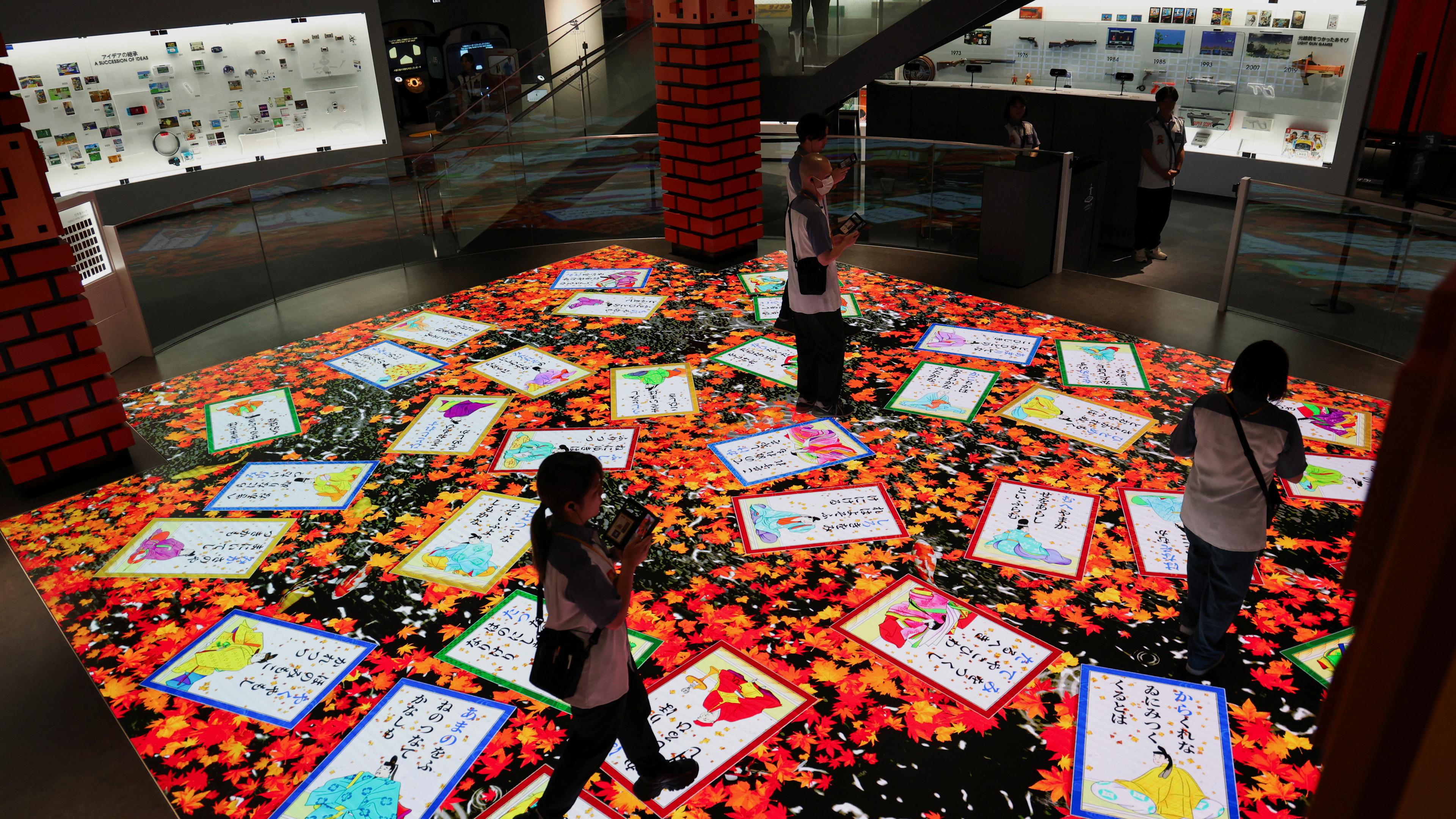 Kinder laufen auf bunter Ebene