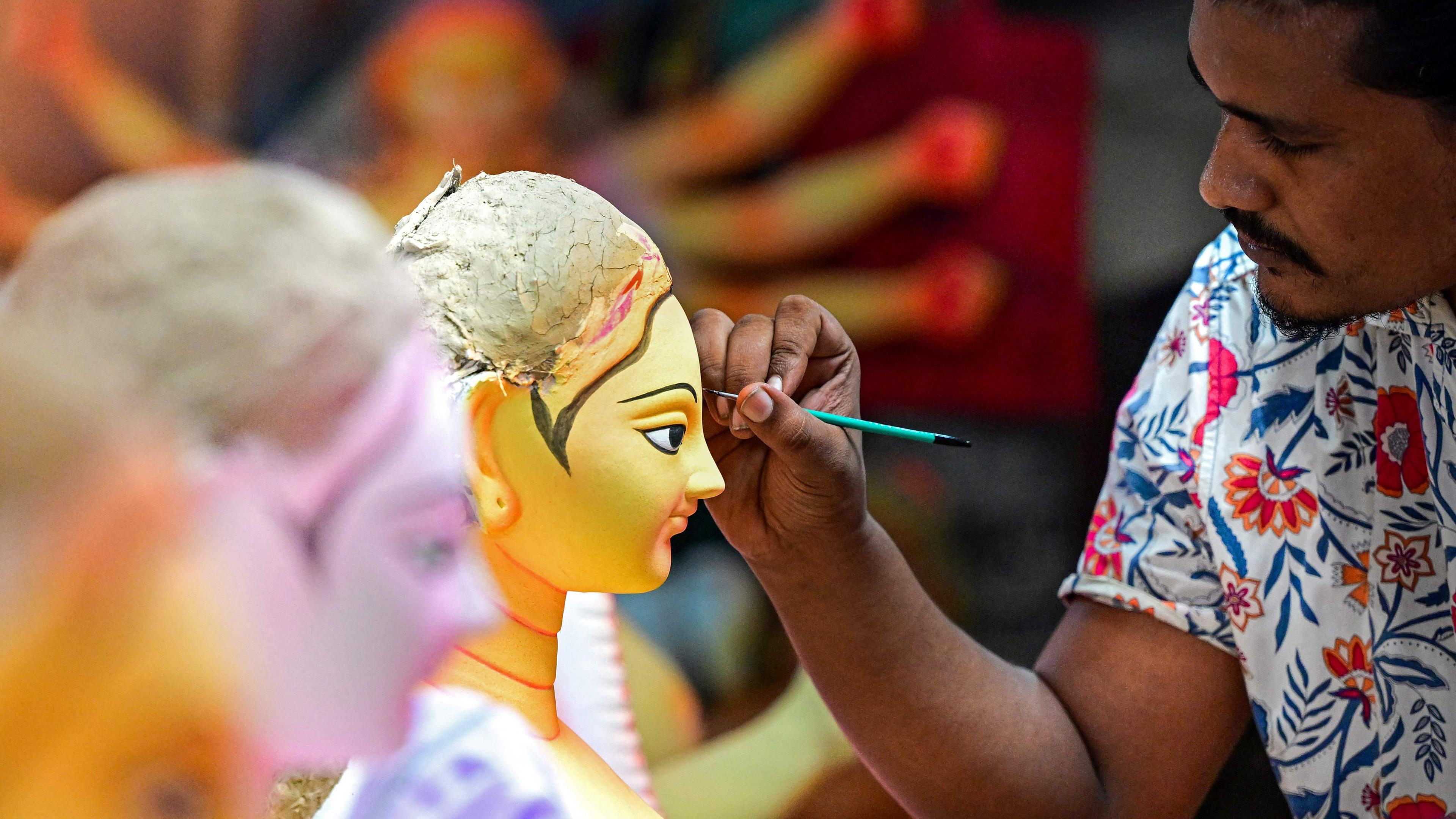 Mann arbeitet an einer Statue