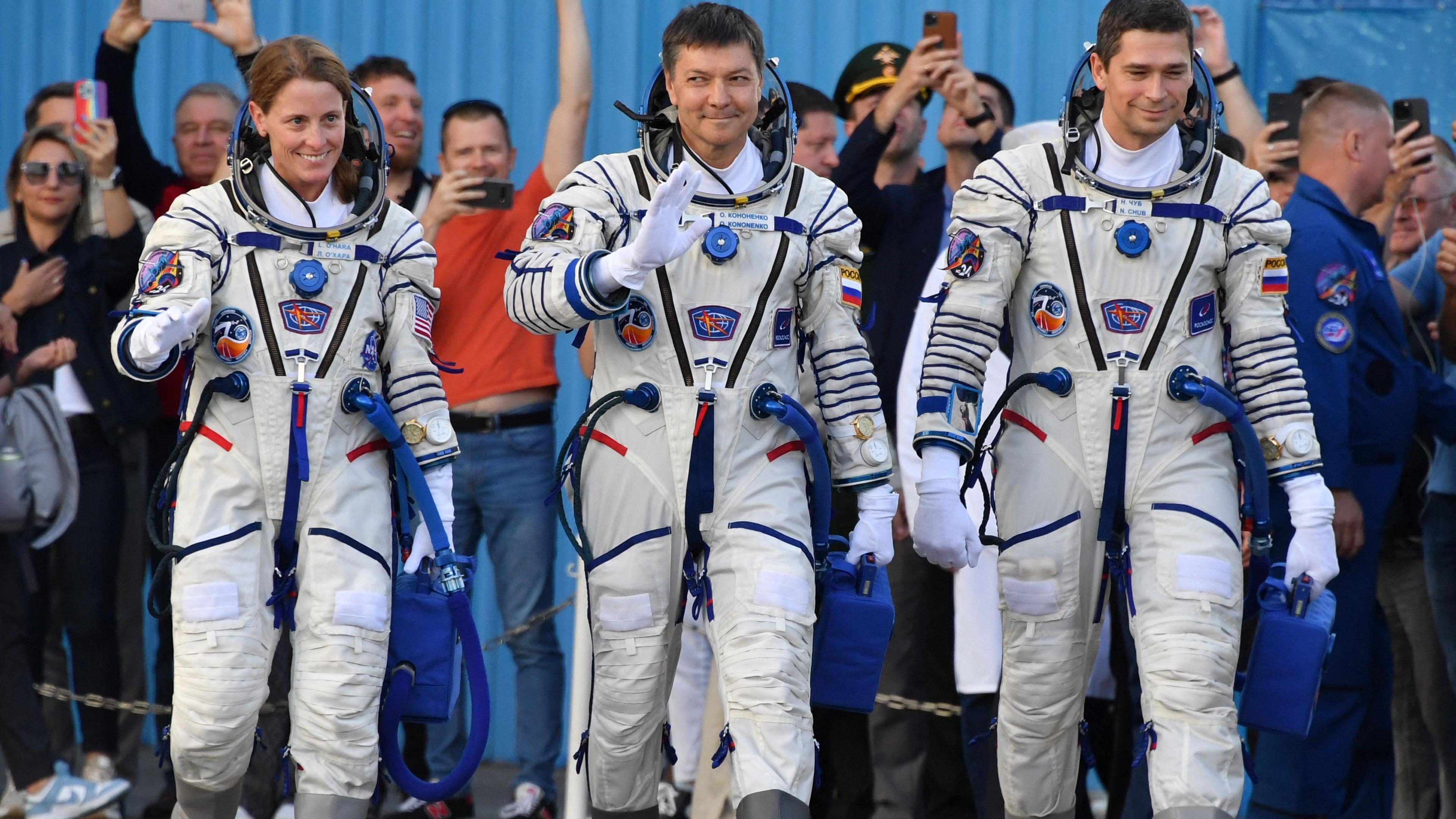 drei Astronauten vor dem Start zur ISS