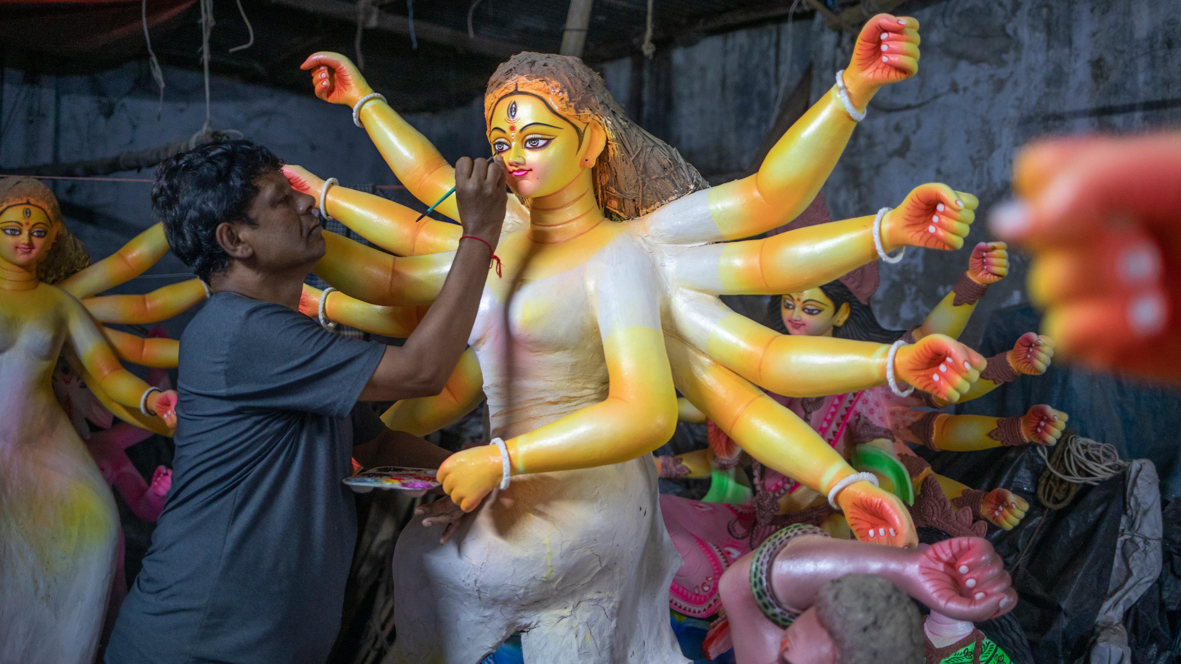 Künstler bemalt Kunstwerk von Göttin Durga Puja