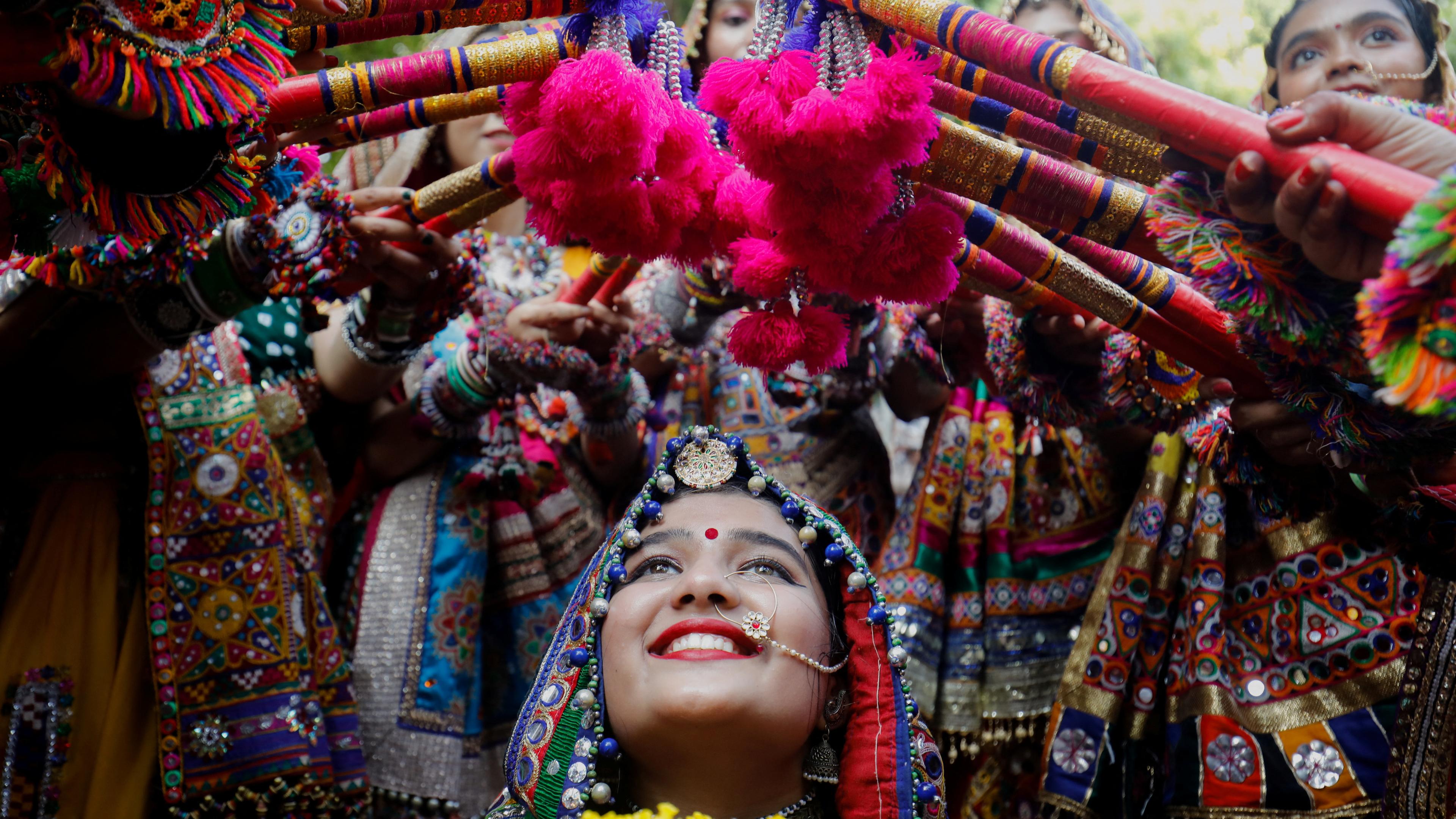 Tänzerinnen in traditioneller Kleidung proben Volkstanz 