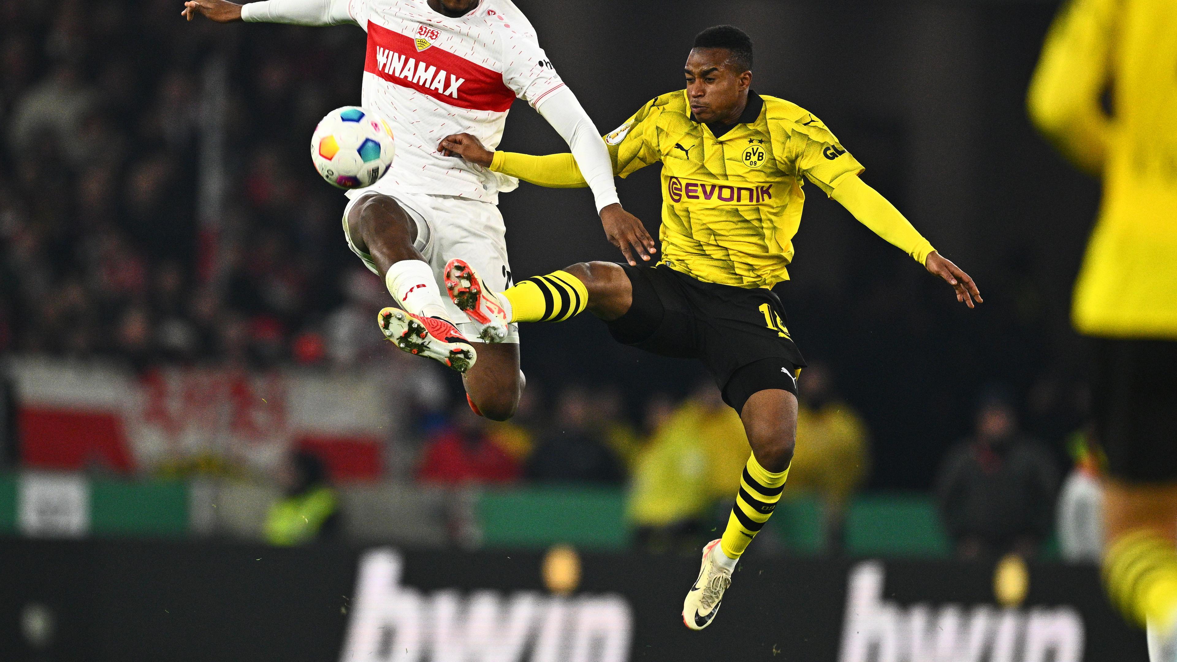 Zwei Fußballspieler fliegen durch die Luft und kämpfen mit ihren Beinen um den Ball. In ihren Sprungkicks sehen sie ausversehen so aus wie in einem Kung Fu Film.