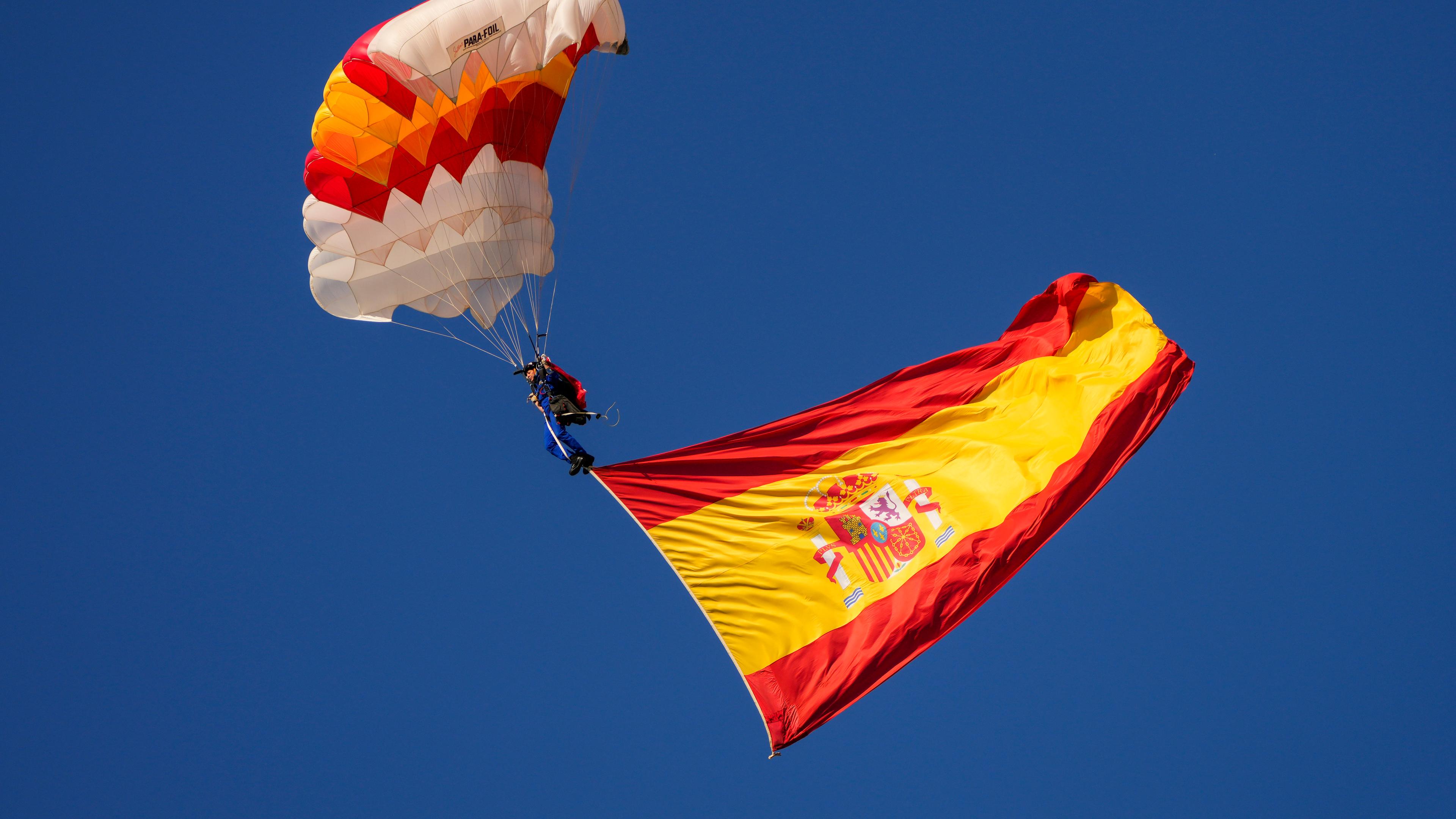 Fallschrimspringer im Himmel mit der spanischen Flagge