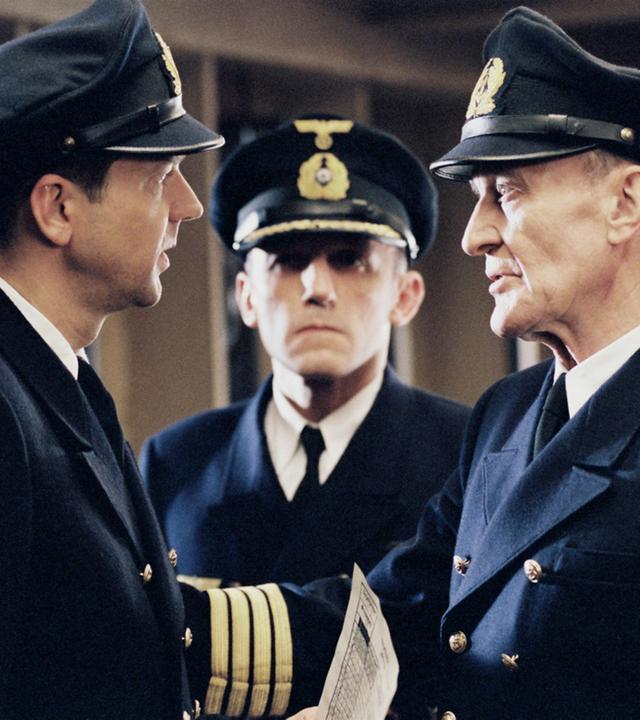"Die Gustloff" (2): Hellmut Kehding (Kai Wiesinger), Korvettenkapitän Petri (Karl Markovic) und Kapitän Johannsen (Michael Mendl) auf der Kommandobrücke.