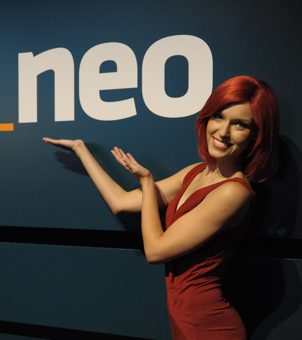 Internationale Funkausstellung Berlin (IFA) 2010: Miss IFA vor dem ZDFneo-Logo