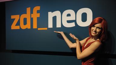 Internationale Funkausstellung Berlin (IFA) 2010: Miss IFA vor dem ZDFneo-Logo