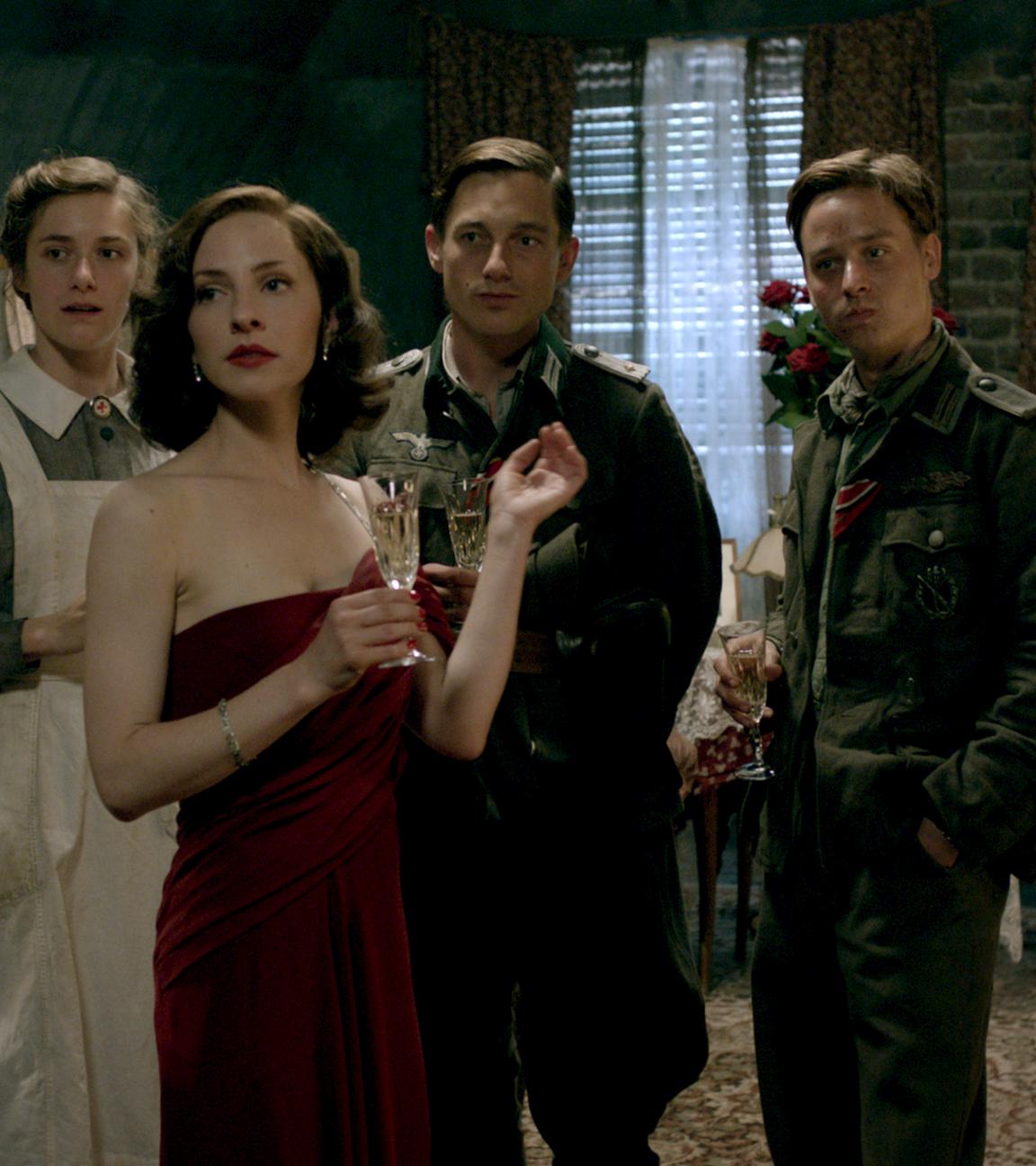 "Unsere Mütter, unsere Väter": V.l.n.r.: Charlotte (Miriam Stein), Greta (Katharina Schüttler), Wilhelm (Volker Bruch),  Friedhelm (Tom Schilling).