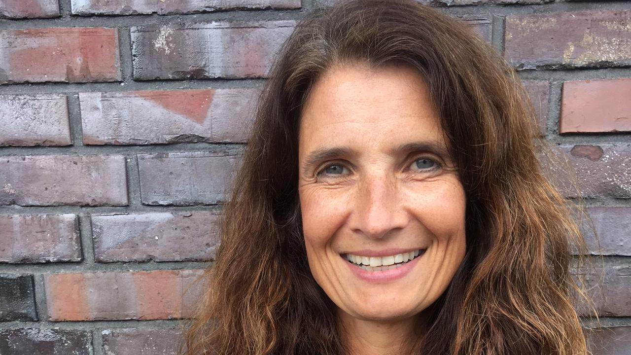 Golden Green Award für "planet e. - Eine Welt ohne Müll": Autorin Angela Scheele mit dem Golden Green Award.