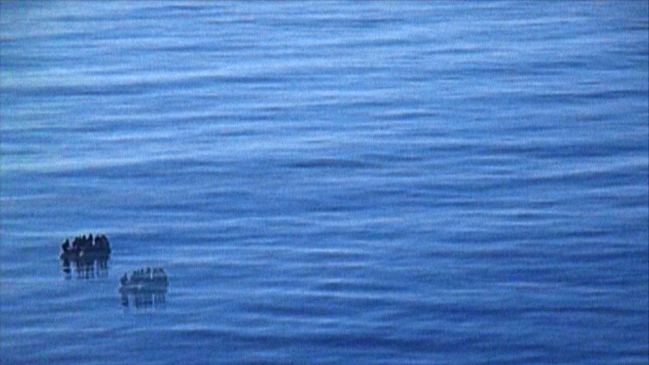 "Havarie" (ARTE): Verschwommene Aufnahme eines vollbesetzten, mitten im Meer treibenden Schlauchbootes