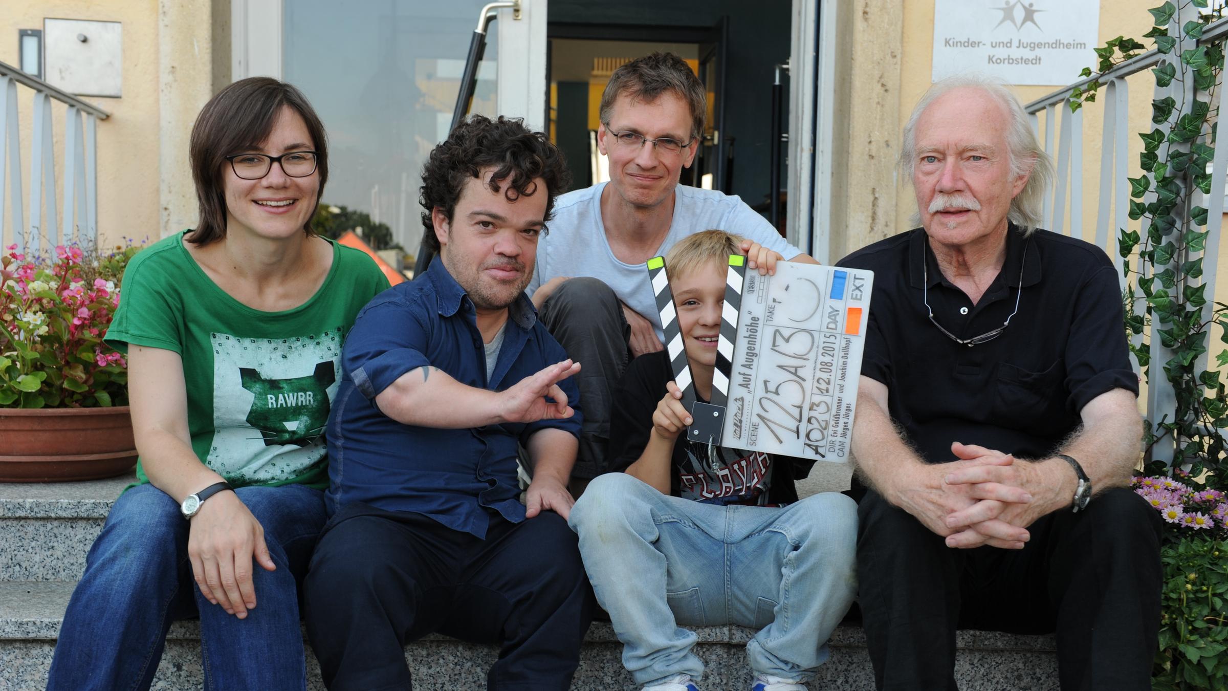 "Auf Augenhöhe": Das Team (v.l.n.r.):  Evi Goldbrunner (Autorin/Regisseurin), Jordan Prentice (Rolle ‘Tom‘), Joachim Dollhopf (Autor/Regisseur), Luis Vorbach (Rolle ‘Michi‘) und Jürgen Jürges (Kamera)