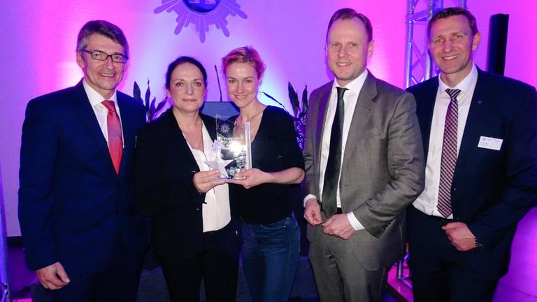 Verleihung des Hamburger Polizeistern 2017 an "Notruf Hafenkante": v.l.n.r.: Polizeipräsident Ralf Martin Meyer, Produzentin Ines Karp, Darstellerin Rhea Harder-Vennewald, Innensenator Andy Grote und Polizeisprecher Timo Zill