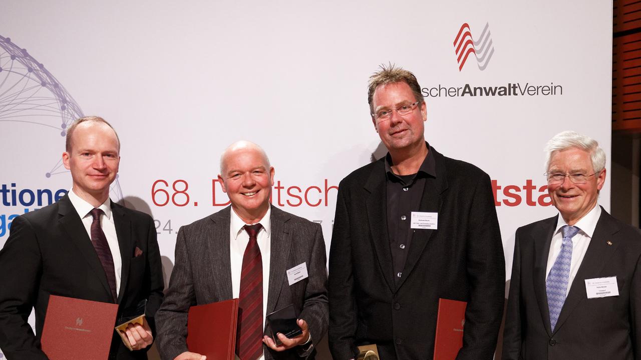 ZDF-Autor Andreas Burkhardt, Gewinner des Pressepreises des deutschen Anwaltvereins mit den anderen Prreisträgermn und dem Laudator, RA Felix Busse, auf dem Podium
