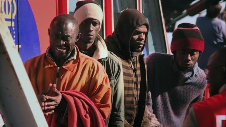 "Als Paul über das Meer kam": Paul aus Kamerun bei seiner Ankunft in Spanien; hinter ihm drei weitere Migranten