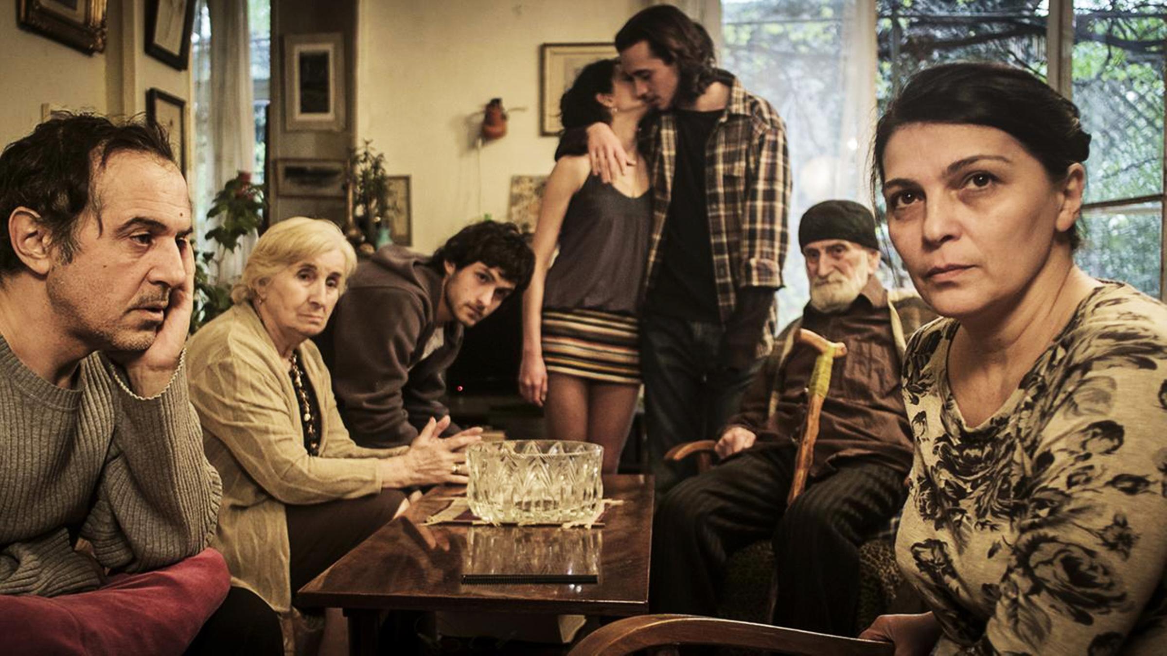 "Meine glückliche Familie": Um den Tisch in ihrer Wohnung versammelt (v.l.n.r.) Manana's Ehemann Soho,  Mutter Lamara, Sohn Lasha, Tochter Nino mit ihrem Mann Vakho, Vater Otar und Manana.