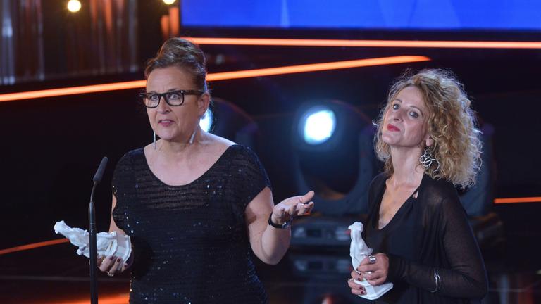 "Verleihung Bayerischer Fernsehpreis 2017 im Prinzregententheater München": Die Preisträgerinnen Gabriele Riedle und Carmen Butta stehen auf der Bühne, beide halten ihren Preis in der Hand.