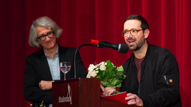 Verleihung 3sat Dokumentafilmpreis 2017 auf der 41. Duisburger Filmwoche: Preisträger Flavio Marchetti (links) und Johannes Dicke, Leiter der 3sat-Programmplanung 