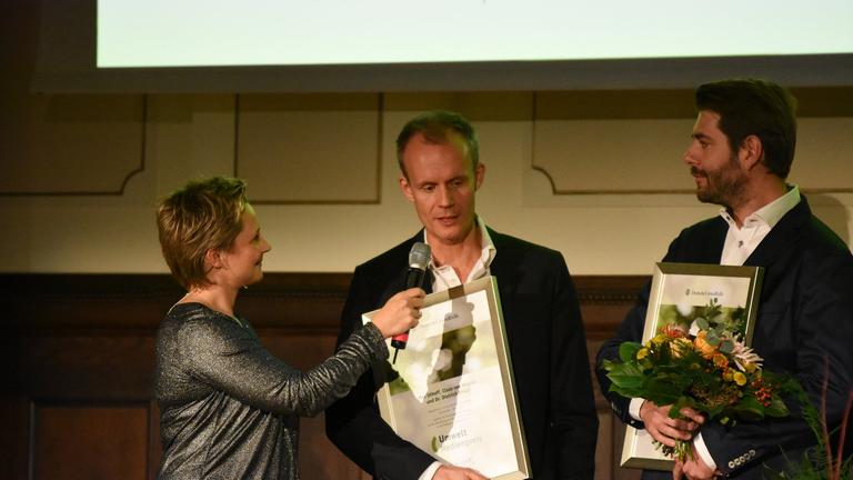 Verleihung UmweltMedienpreis 2017, v.l.n.r.: Mely Kiyak (Laudatorin), Max Uthoff und Claus von Wagner