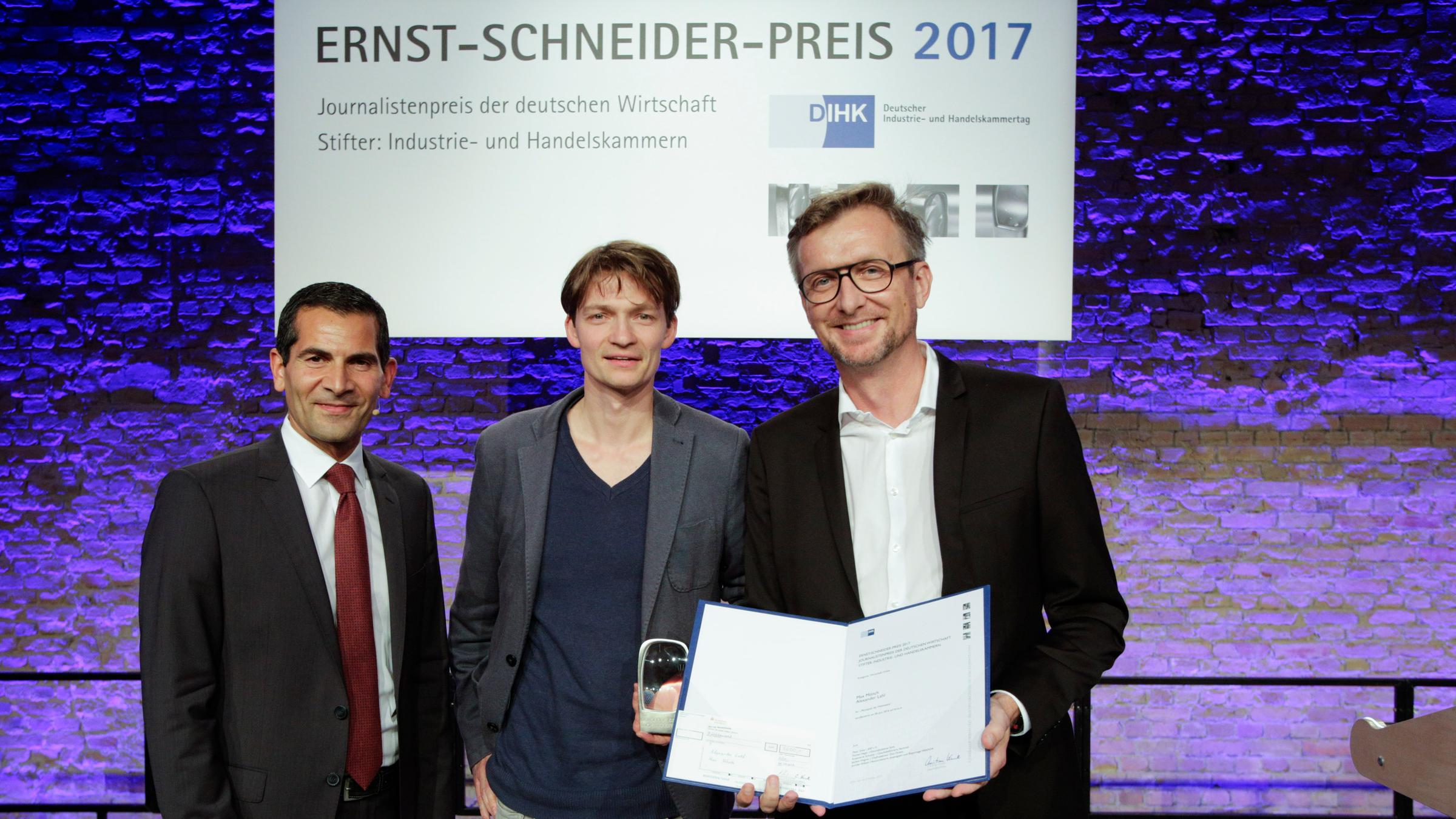 Verleihung Ernst Schneider-Preis für "Monopoly der Weltmeere": (v.l.n.r.) Mitri Sirin, Moderator des Abends, Alexander Lahl, Autor „Monopoly der Meere“ sowie Jochen Wegner, Chefredakteur Zeit Online, Laudator und Jury-Mitglied