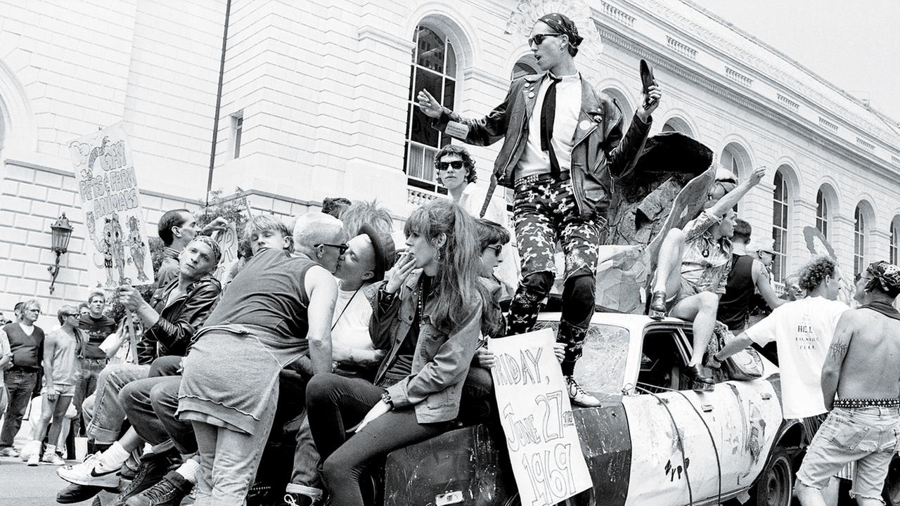 Queercore – How to punk a revolution (ARTE): Queer Performance auf der San Francisco Pride Parade im Juni 1989
