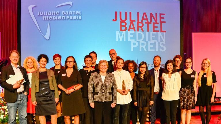 Verleihung Juliane Bartel Medienpreis 2017: Die Preisträgerinnen und Preisträger auf der Bühne