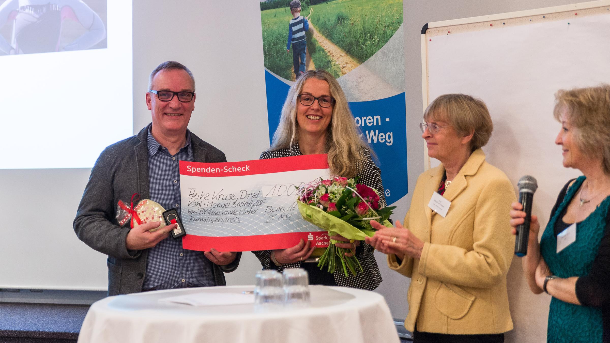 Verleihung BVHK-Journalistenpreis, v.l.n.r.: Manuel Breindl, Heike Kruse, Prof. Elisabeth Sticker (2. Vorsitzende des BVHK e.V.) und Hermine Nock (Geschäftsführerin des BVHK e.V.).