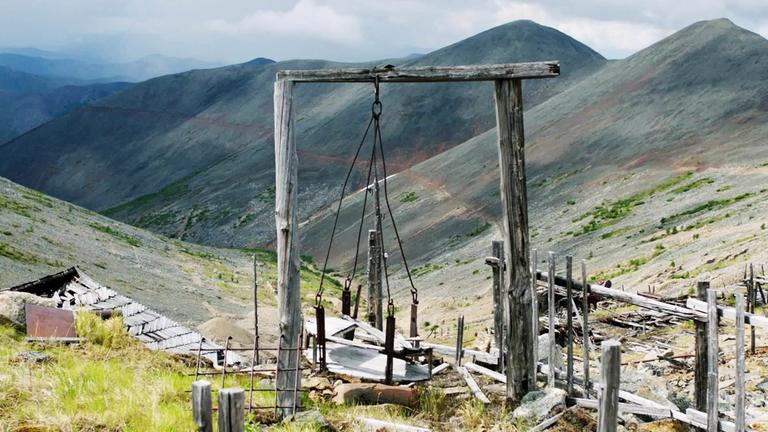 "Kolyma - Straße der Knochen":Eine Schaukel für ein Kind eines Lagerwächters, gebaut von einem Gulag-Häftling in der radioaktiven Todeszone eines Uranbergwerks auf einem Berg.. 