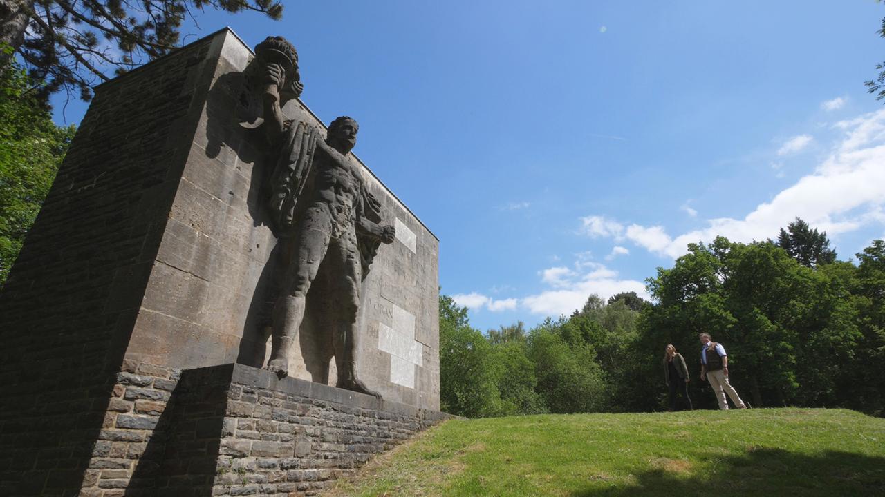 "Böse Bauten IV – Hitlers Architektur: Spuren vom Westwall bis zur Autobahn": Fackelträger-Monument auf der NS-Ordensburg Vogelsang in der Eifel.