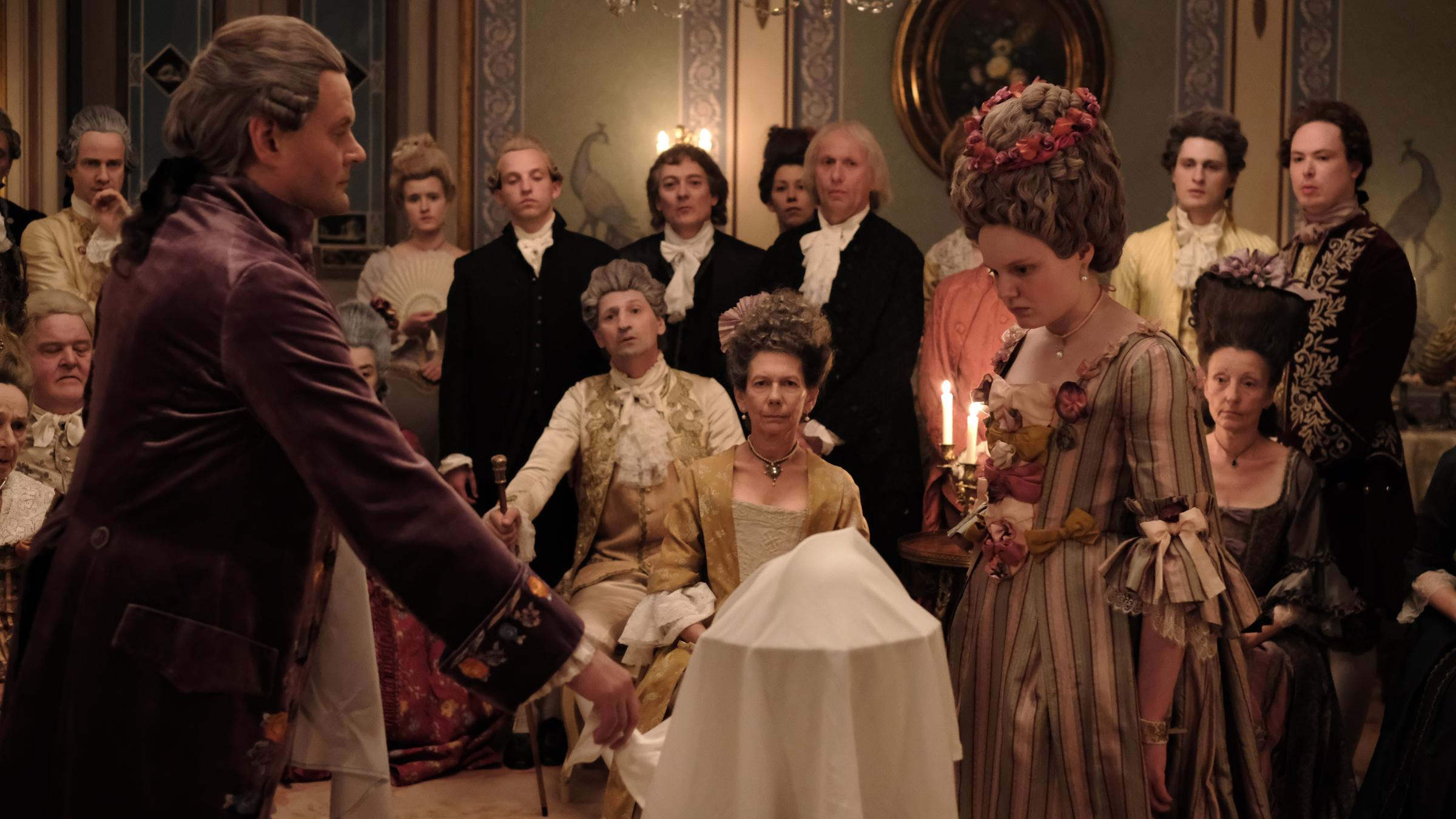 "Licht":  Der Arzt Franz Anton Mesmer (Devid Striesow, vorne) hat mit neuartigen Behandlungsmethoden die Sehfähigkeit der blinden Klaviervirtuosin „Resi“ Paradis (Maria Dragus, vorne) wiederherstellen können und wird dafür von der Wiener Gesellschaft gefeiert. 