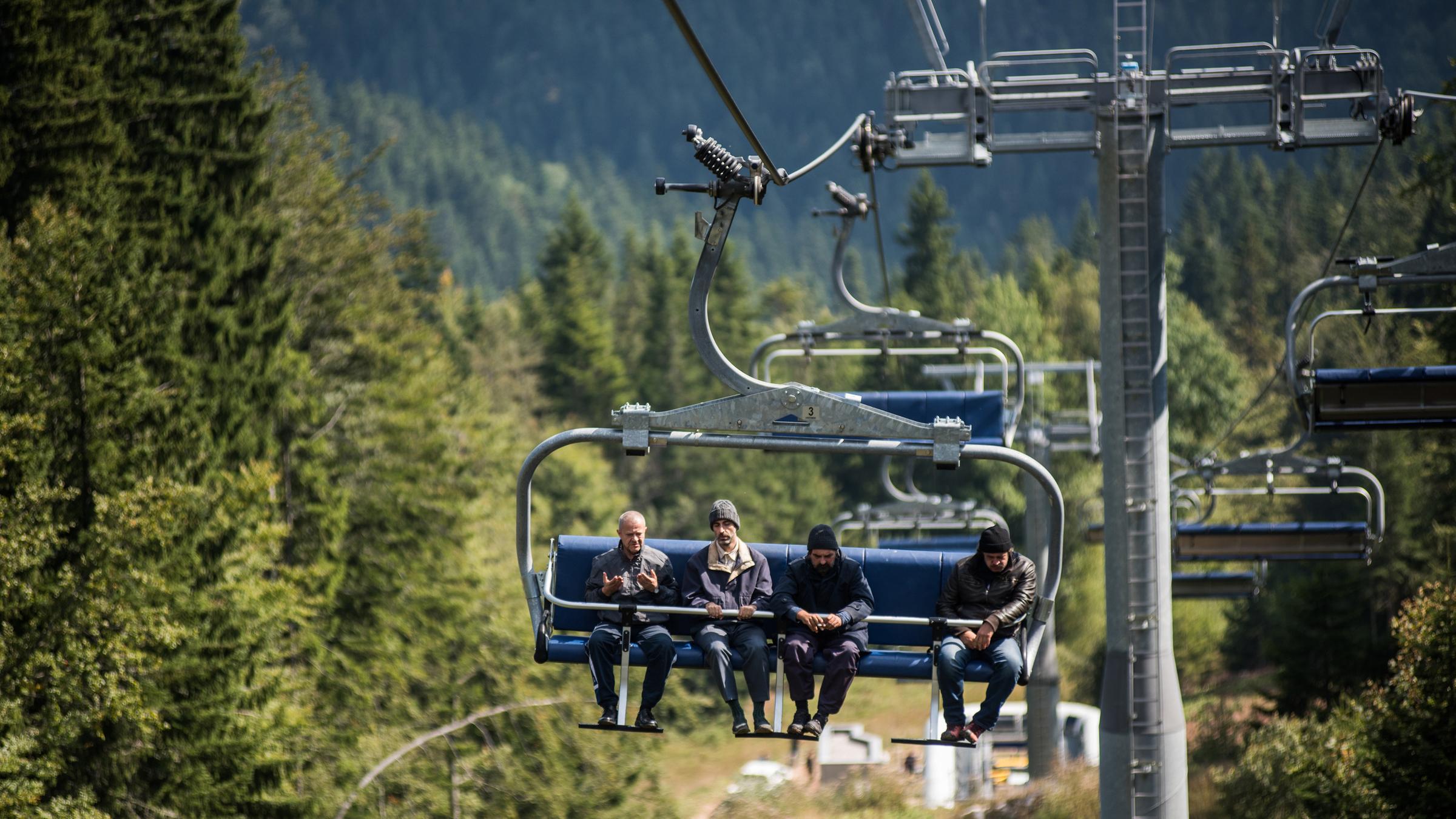 "Men don't cry / Männer weinen nicht": Merim (Emir Hadžihafizbegovic), Ahmed (Ermin Bravo), Valentin (Leon Lucev) und Miki (Boris Isakovic) (von links nach rechts) sitzen nebeneinander in einem Sessellift