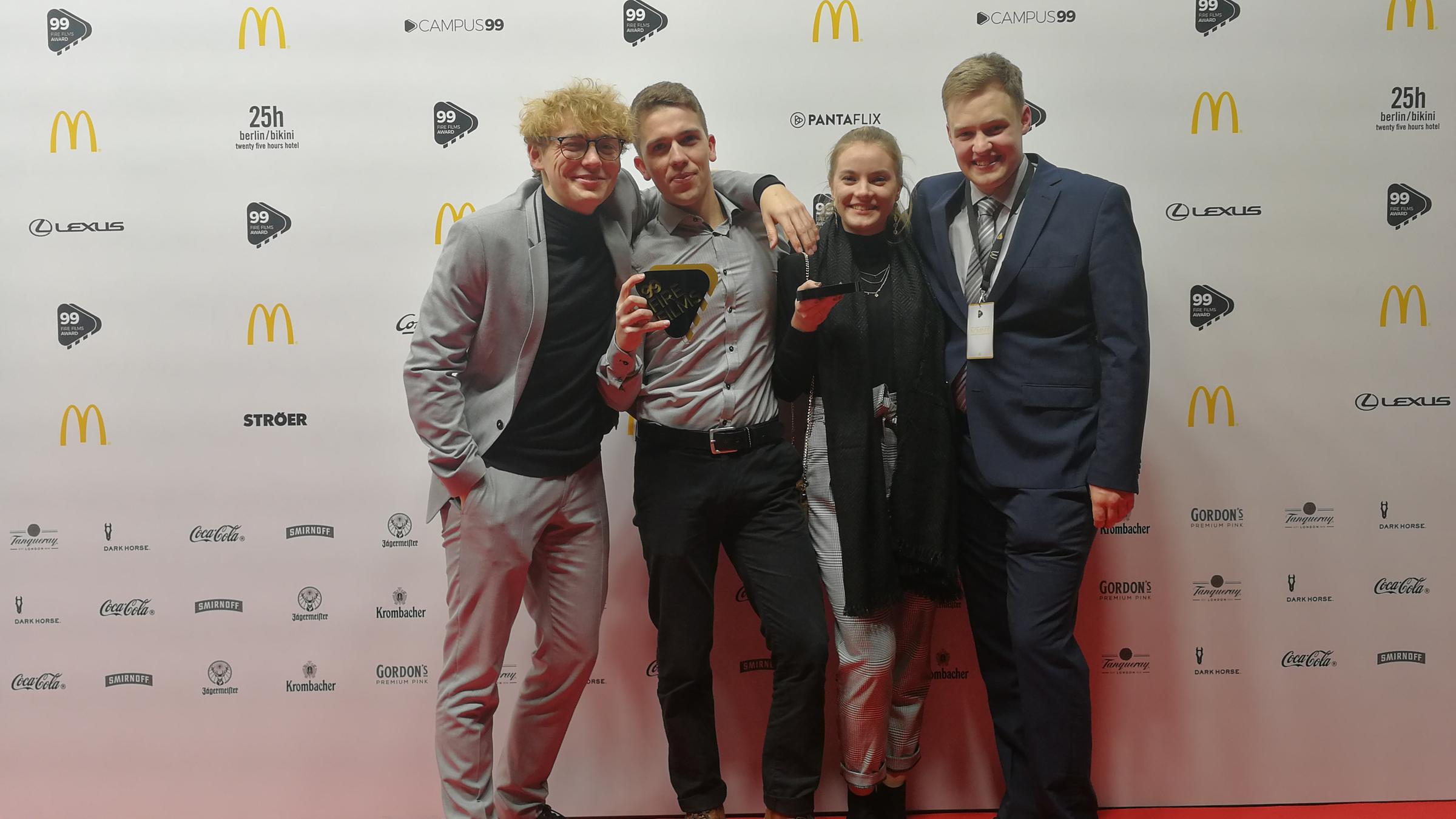 "99 Fire-Films-Award": v.l.n.r.: Marc Ginolas, Jannis Vieting mit Freundin Marie Klöpperpieper (Darstellerin im Siegerfilm "1990") und Henrik Weimar auf dem roten Teppich.