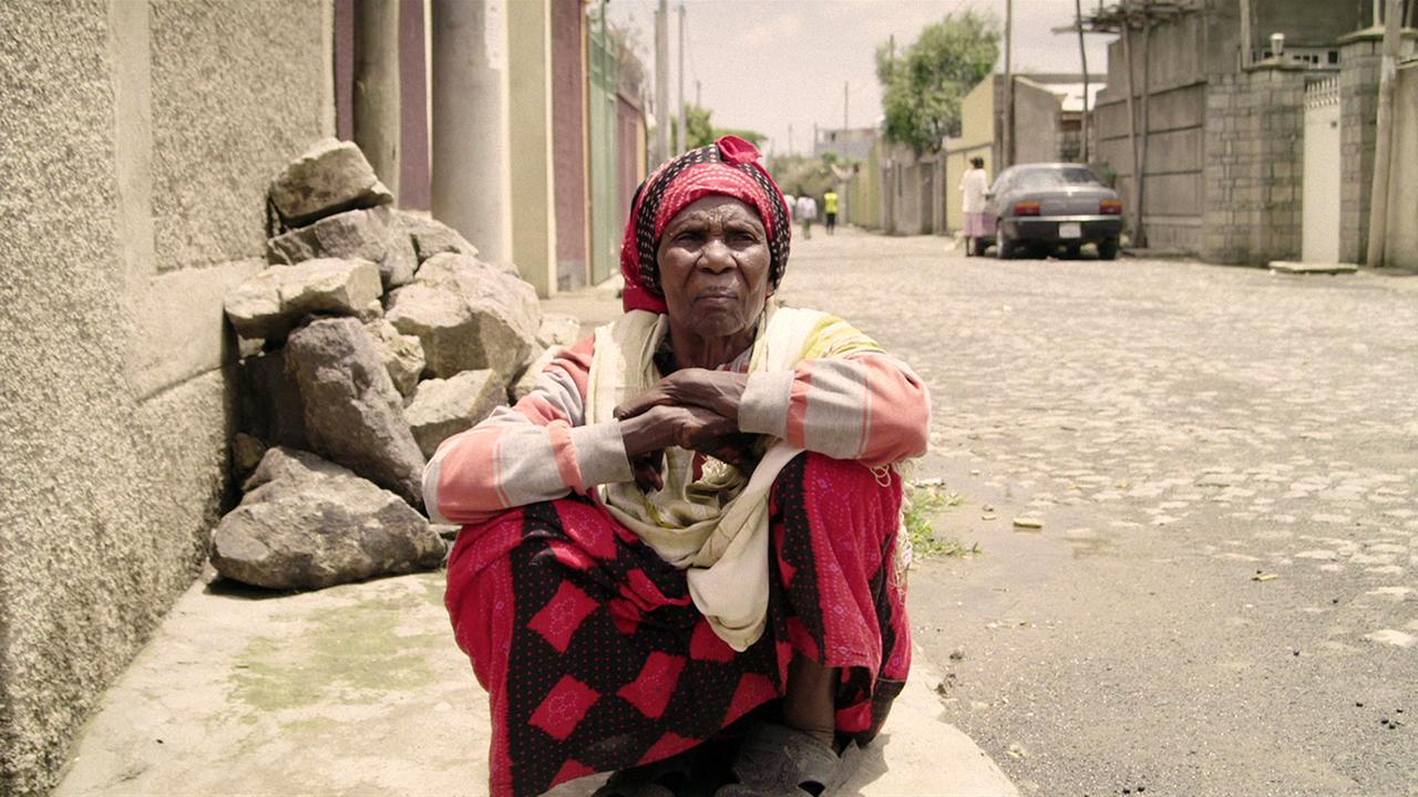 "Global Family": Großmutter Imra am Rande des somalischen Flüchtlingslagers, in dem sie seit über 20 Jahren lebt.