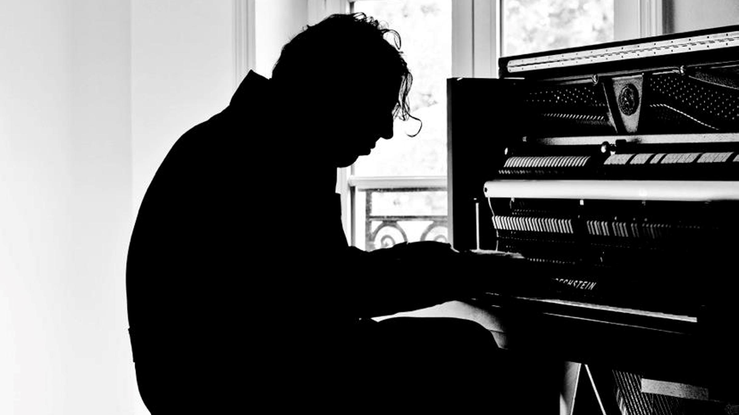 "Shut up and play the piano – Chilly Gonzales" (ARTE): Der kanadische Musiker Chilly Gonzalez sitzt am Piano und spielt (Schwarzweiß-Gegenlicht Aufnahme)