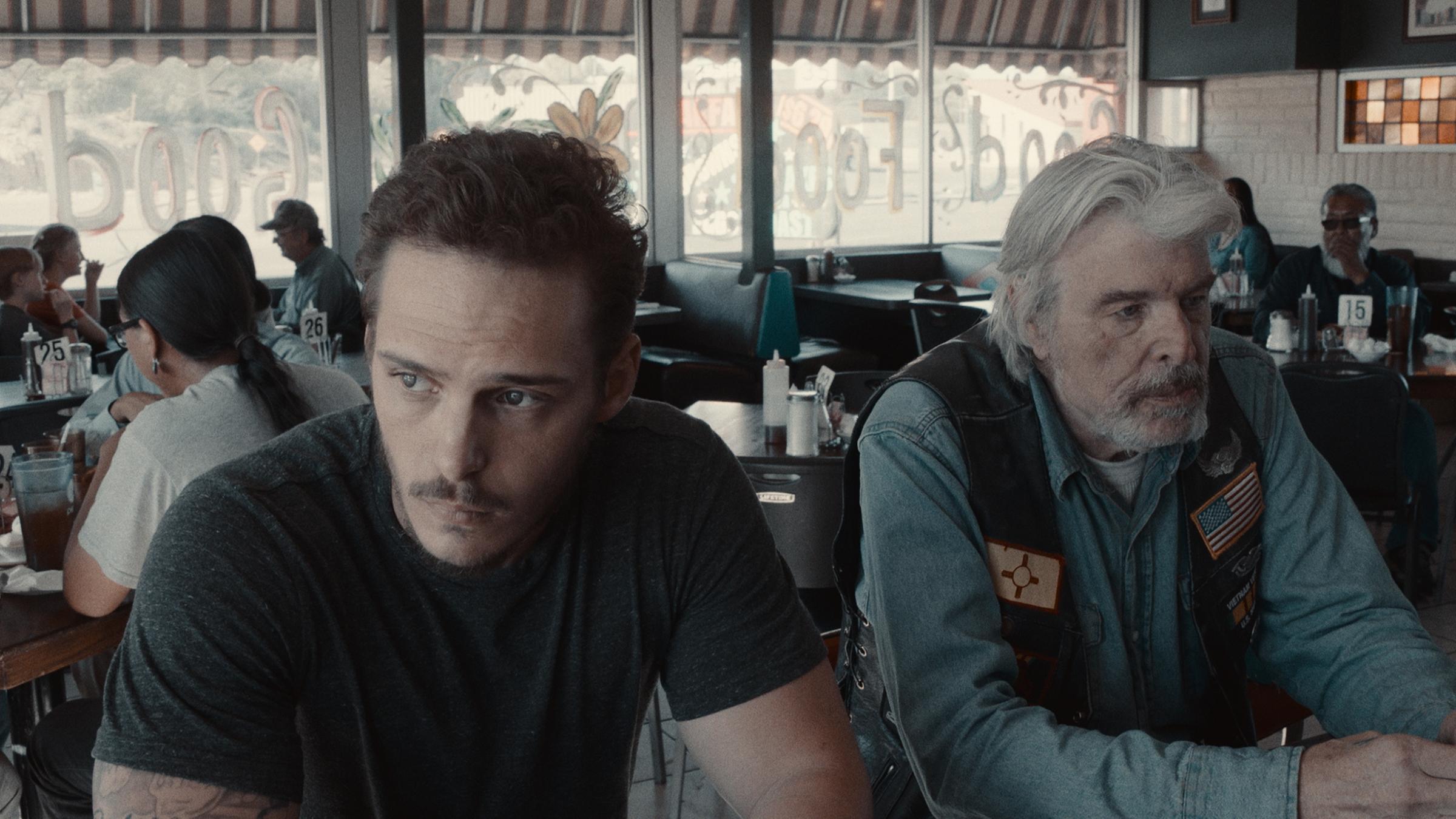 "In der Mitte des Flusses": Gabriel (Eric Hunter) sitzt links neben seinem Großvater Laurence (Max Thayer) am Tisch. Beide sehen sich demonstrativ nicht an.