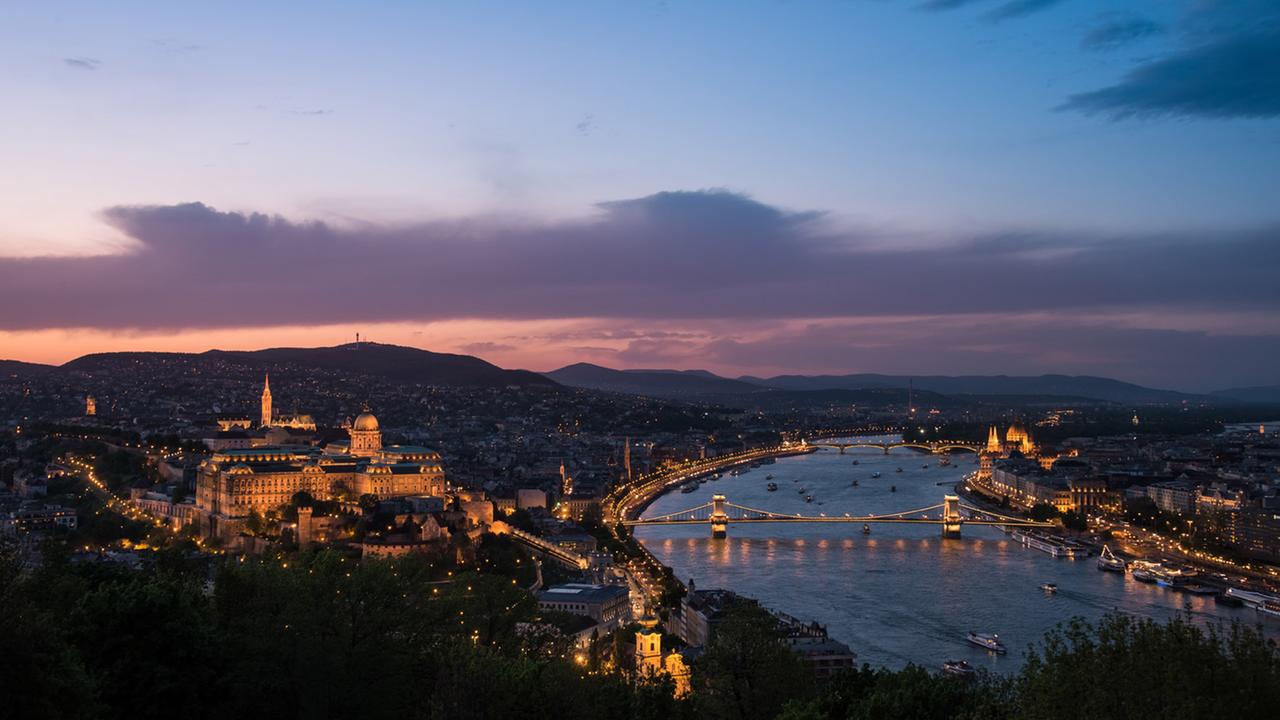 Blick über Budapest kurz nach Sonnenuntergang