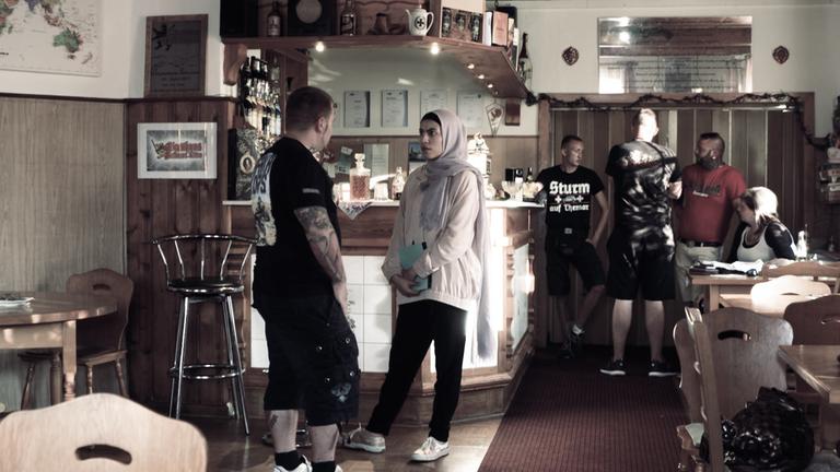 "funk - Jäger & Sammler": Nemi El-Hassan beim Interview mit Tommy Frenck, einem Organisator von Rechtsrock-Konzerten.